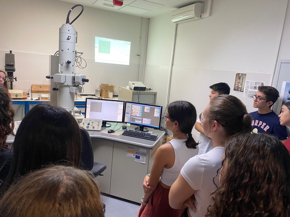 El jueves alumnos de 2º Bach de Salud visitaron los Servicios Centrales de Apoyo a la Investigación (SCAI) de Málaga donde observaron el trabajo que se realiza en las áreas de RMN, XPS espectroscopía fotoeléctrica de rayos X y microscopía.