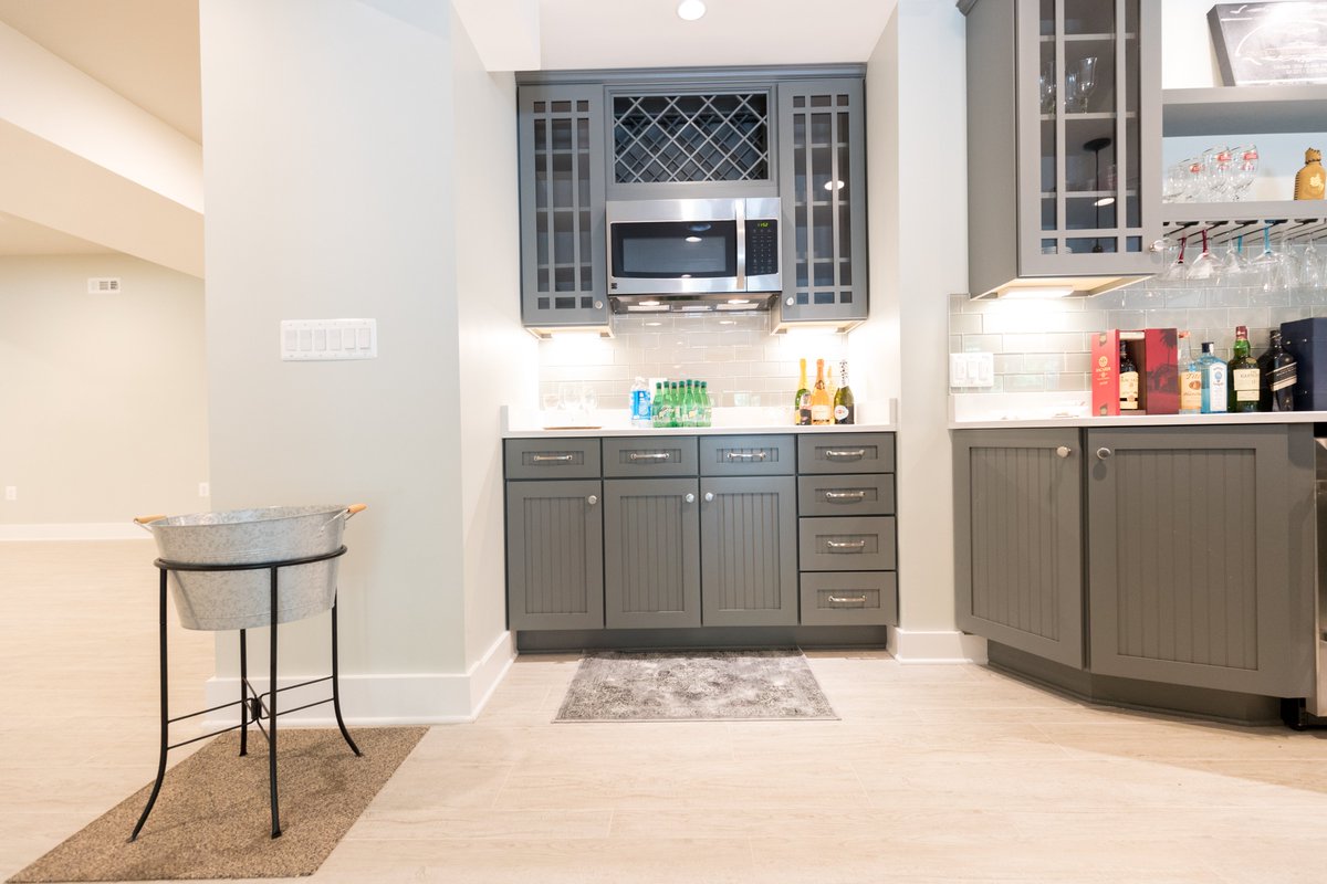 kbskitchenbath's tweet photo. 🍸 Who says Mondays can’t be fun? With a chic home bar, unwind after work in style! Sleek countertops &amp; custom cabinets make hosting or relaxing a breeze. ✨ Contact us to design your dream space! https://t.co/oPnKq9534H