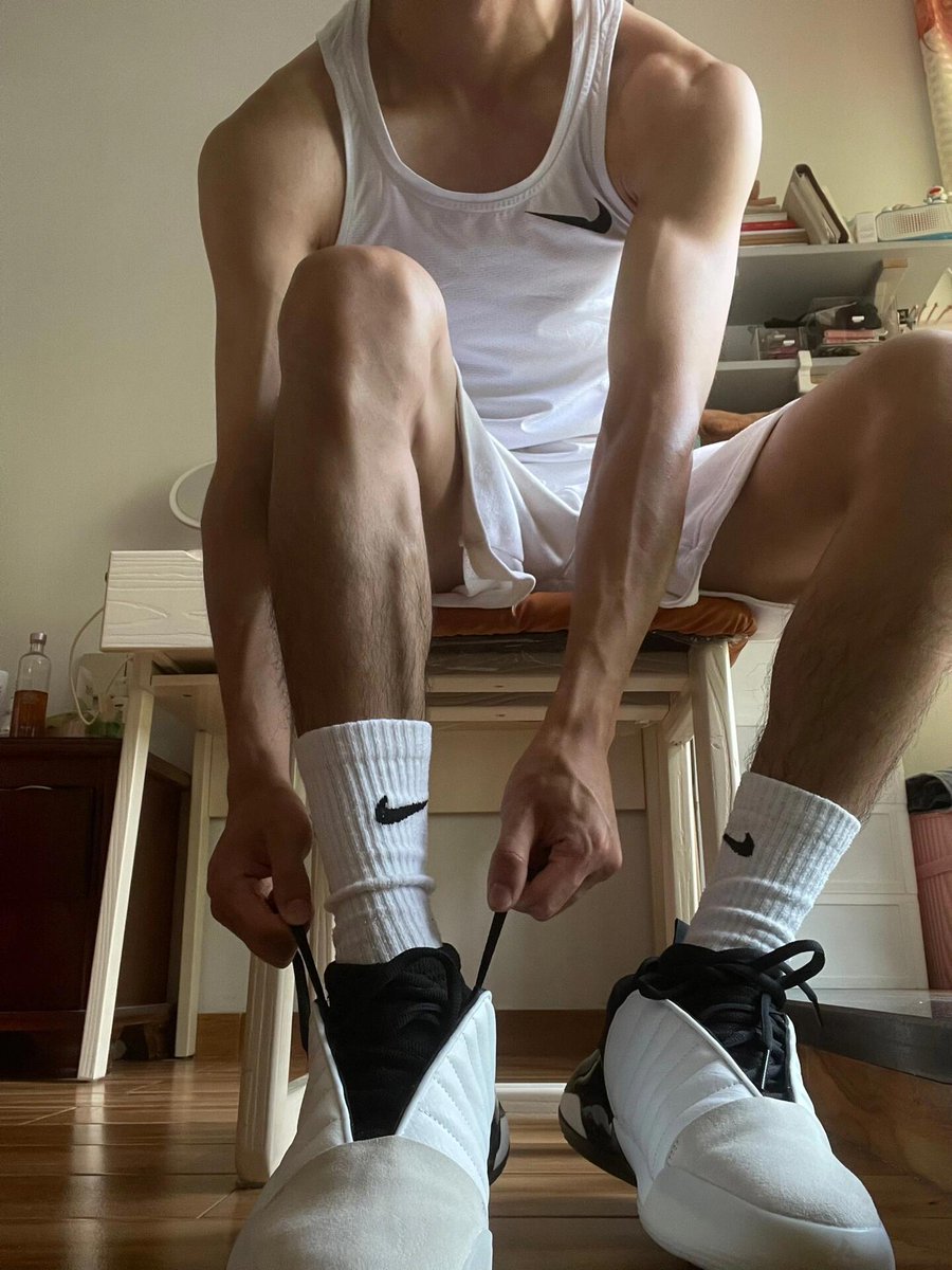 跪下 伸头过来垫脚
#直男s #atm奴  #人形提款机