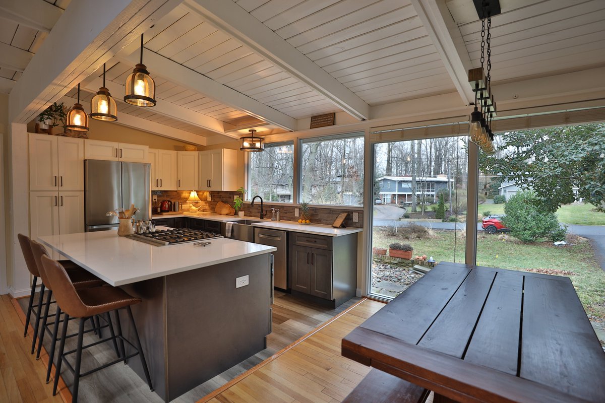 kbskitchenbath's tweet photo. This cozy kitchen blends rustic charm with modern elegance! 🌿🍳 Perfect for family meals &amp; weekend brunches, with an open layout &amp; island seating. What's your favorite part of this kitchen? 👇 https://t.co/ZKphZX8jYQ