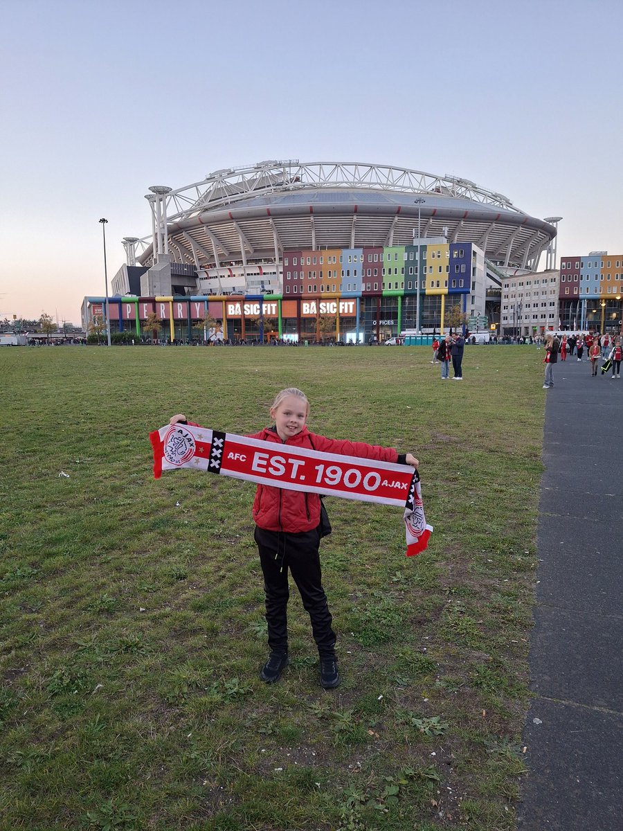 Snauk's tweet photo. Gisteren 1ste keer @cruijffarena voor mijn nichtje. Topdag. #Ajaxdebuut https://t.co/2YrFmARZjL