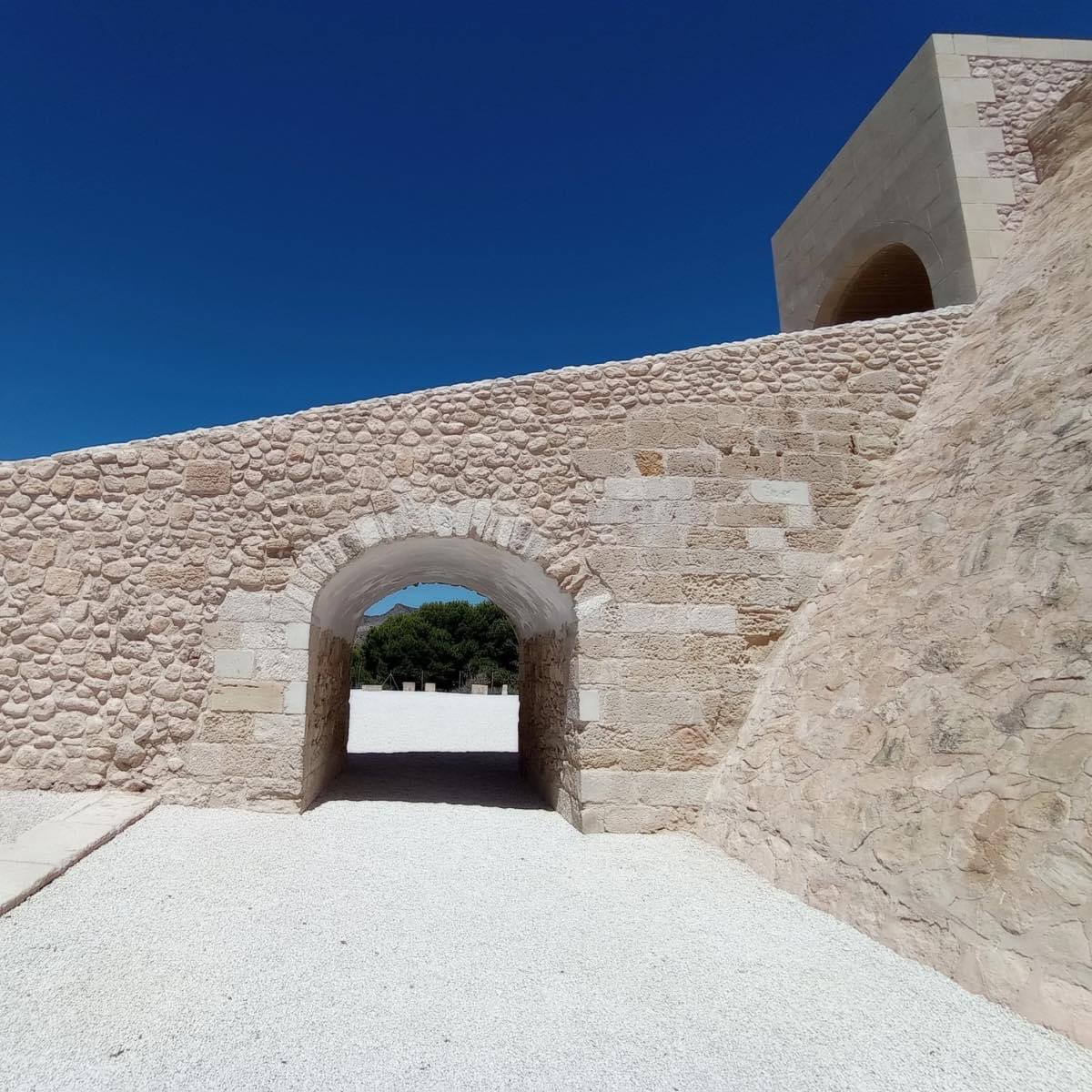 costablancaorg's tweet image. El Castillo-Palacio de #Elda 🏰 abre sus puertas. Tras sus últimas restauraciones, el monumento abre al público. Puedes apuntarte a las visitas guiadas de @ayto_elda 
🗓️Fechas: 
9oct: 11.30 y 13h
12, 13, 20 y 27oct: 10 y 12h
📌Inscripción: 966980300 / 647851758 / turismo@elda.es