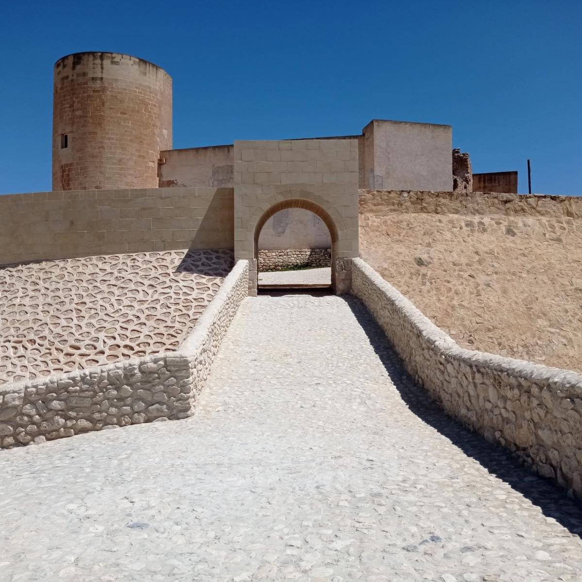 costablancaorg's tweet image. El Castillo-Palacio de #Elda 🏰 abre sus puertas. Tras sus últimas restauraciones, el monumento abre al público. Puedes apuntarte a las visitas guiadas de @ayto_elda 
🗓️Fechas: 
9oct: 11.30 y 13h
12, 13, 20 y 27oct: 10 y 12h
📌Inscripción: 966980300 / 647851758 / turismo@elda.es