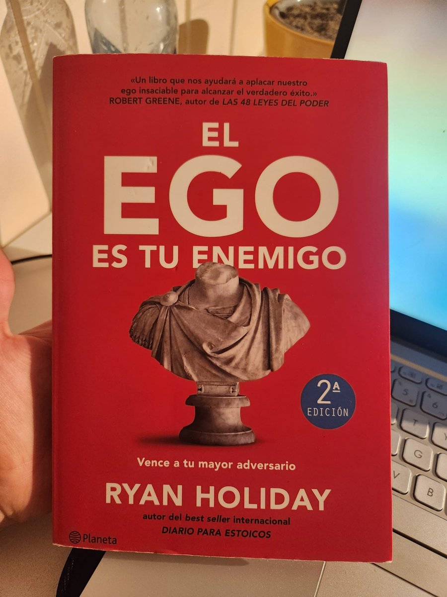 Si pudiera resumir este libro en una frase y ahorrarte 240 páginas sería esta:

Cállate la boca y trabaja, a nadie le importa lo que dices, solo lo que haces. El ego nos hace ser el centro del universo y nos aleja de lo importante.

Aún así te recomiendo leer el libro