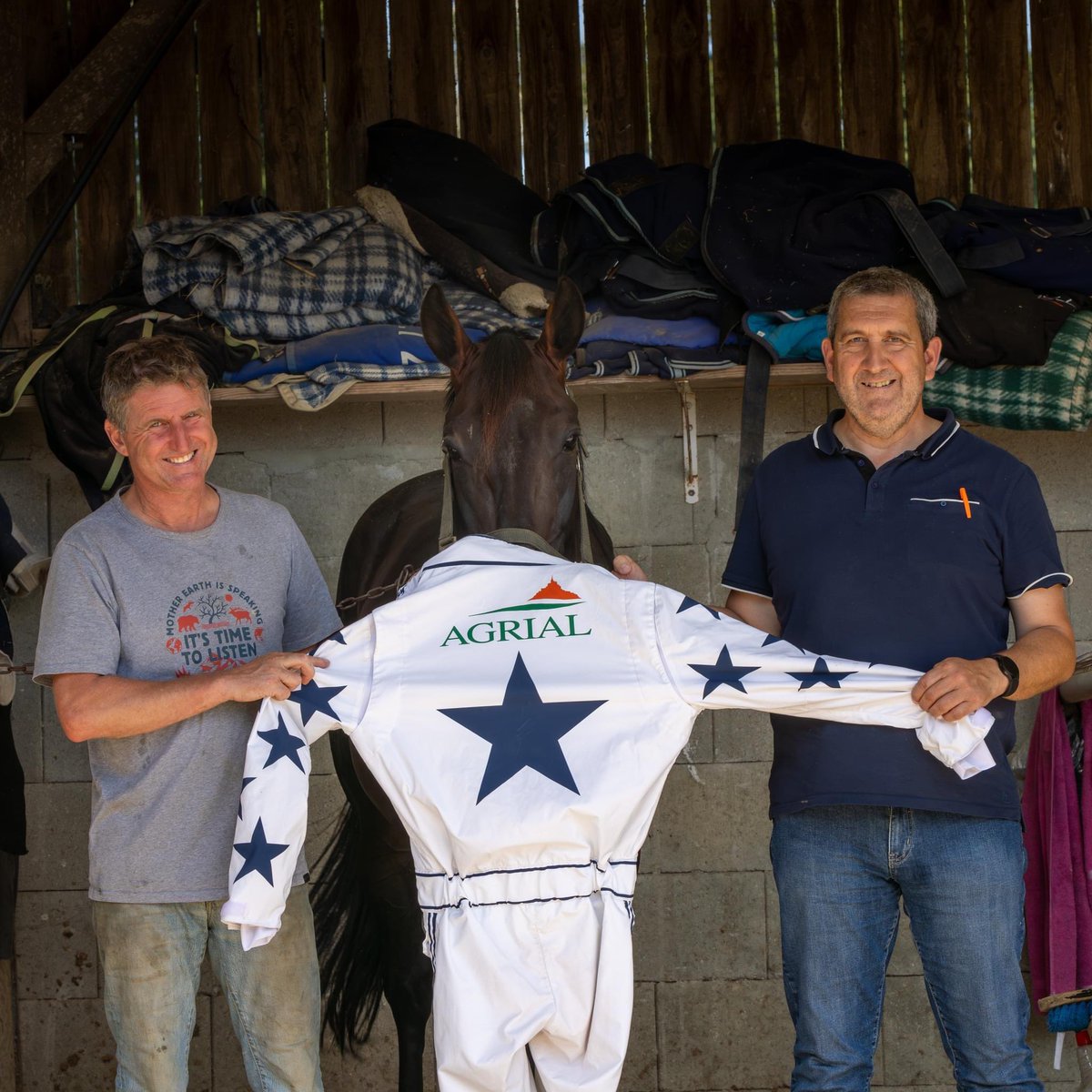 Depuis plusieurs années, nous nous fournissons en aliments équins auprès d’Agrial, un acteur clé dans l’alimentation de nos chevaux. 

Cette collaboration est rendue possible grâce à Olivier Duhamel, Technico-Commercial Équin, qui représente les marques qu’Agrial distribue 🙌

💪