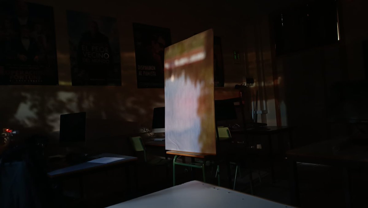 1° de Foto, Vídeo e Iluminación ha convertido un aula en una gran cámara oscura.
Con esta experiencia comprendemos cómo funciona una cámara de fotos.
¿Ves la imagen que se forma en las paredes? Es la vista del jardín desde la ventana, que se proyecta de forma invertida.