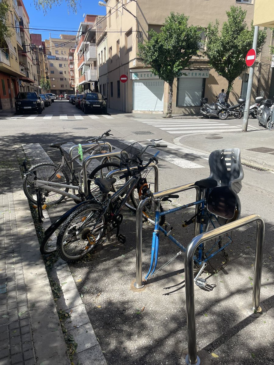 EdisonNMM's tweet photo. @elprataldia Y al lado hay unos soportes para bicicletas las cuales están aparcadas o abandonadas, con piezas oxidadas y alguna hasta punzante! https://t.co/sdxDjqqVlK