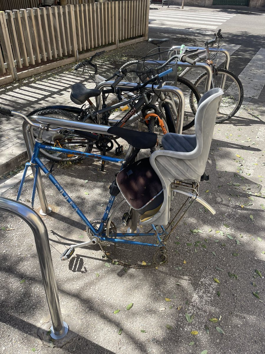 EdisonNMM's tweet photo. @elprataldia Y al lado hay unos soportes para bicicletas las cuales están aparcadas o abandonadas, con piezas oxidadas y alguna hasta punzante! https://t.co/sdxDjqqVlK