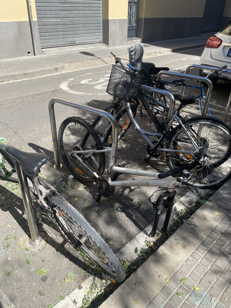 EdisonNMM's tweet photo. @elprataldia Y al lado hay unos soportes para bicicletas las cuales están aparcadas o abandonadas, con piezas oxidadas y alguna hasta punzante! https://t.co/sdxDjqqVlK