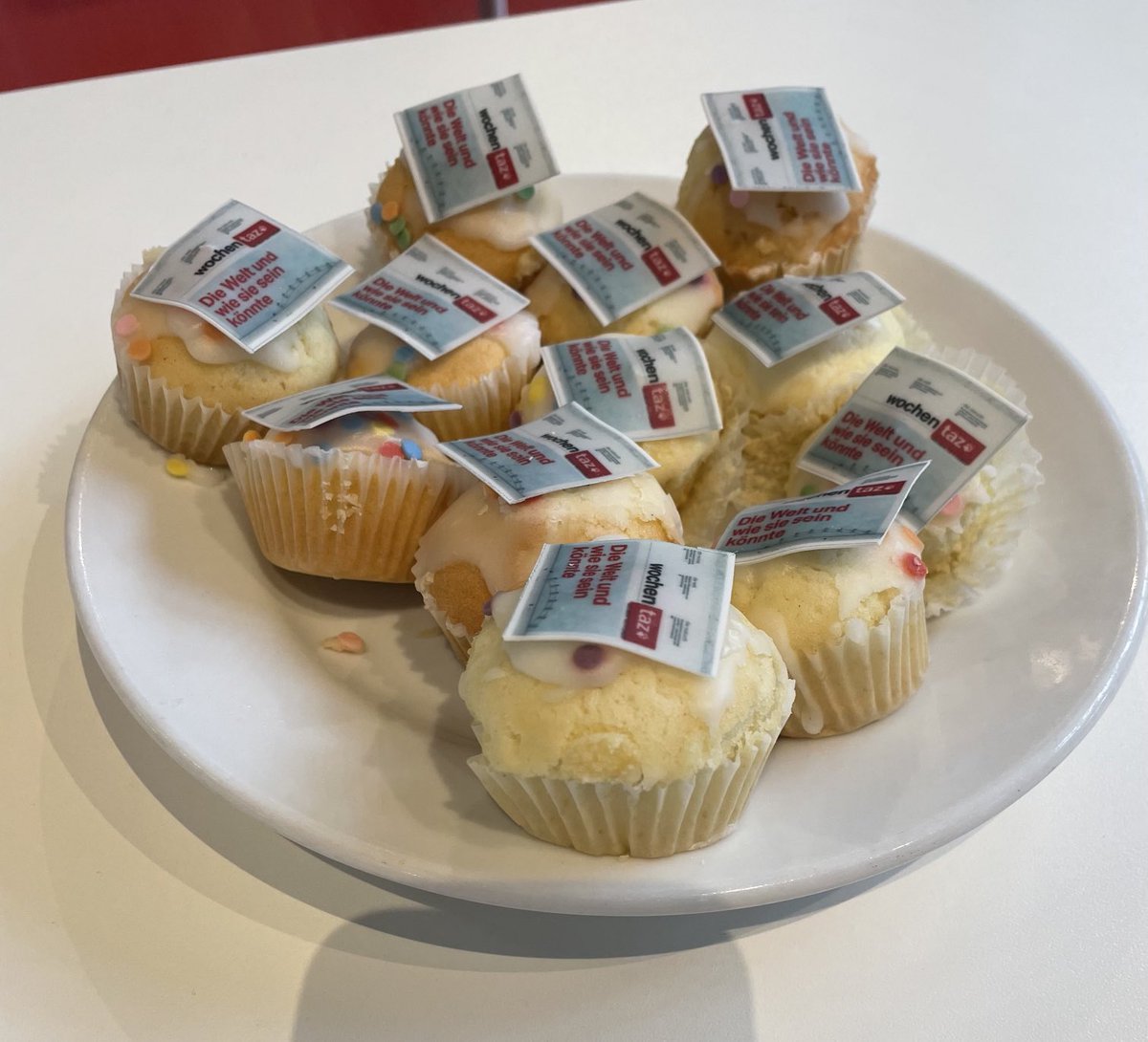 sis_teract's tweet photo. Die 100. ⁦@wochentaz⁩ ist erschienen - und heute gibt es Muffins, gebacken von ⁦@lus_berlin⁩ in Teamarbeit mit ihren Kindern. https://t.co/1nm1zVv5yM