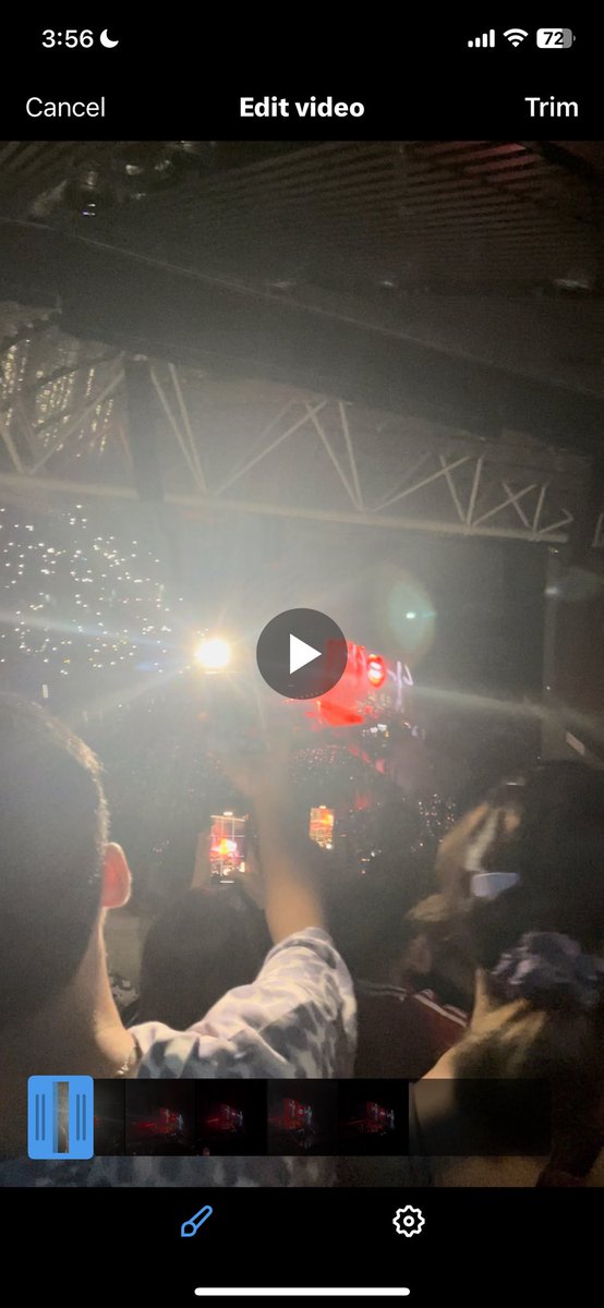 GeeSandy21's tweet photo. Shout out sa nasa harap ko. Puro flash nalang ng phone nya yung videos ko Haha
Ok lang din sana pero buong concert nakaka conscious na baka puro mukha ko na nasa videos nya haha.
#GutsTourinManila
#GUTSinManila https://t.co/OTHLnEwHrx