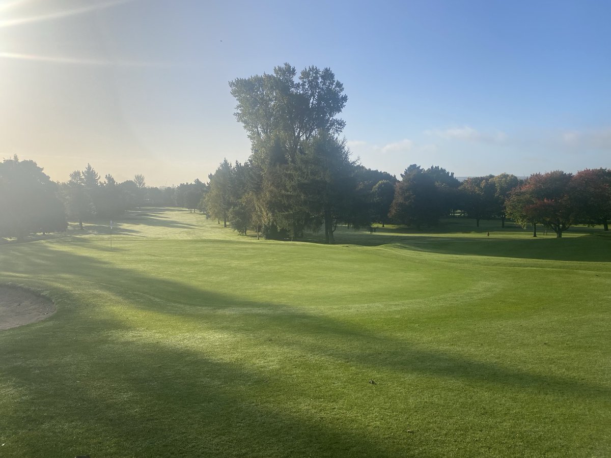 A beautiful autumn morning for the start of the ⁦<a href="/WhitchurchGC/">Whitchurch (Cardiff) Golf Club</a>⁩ Seniors Winter Stableford ☀️ 🍂