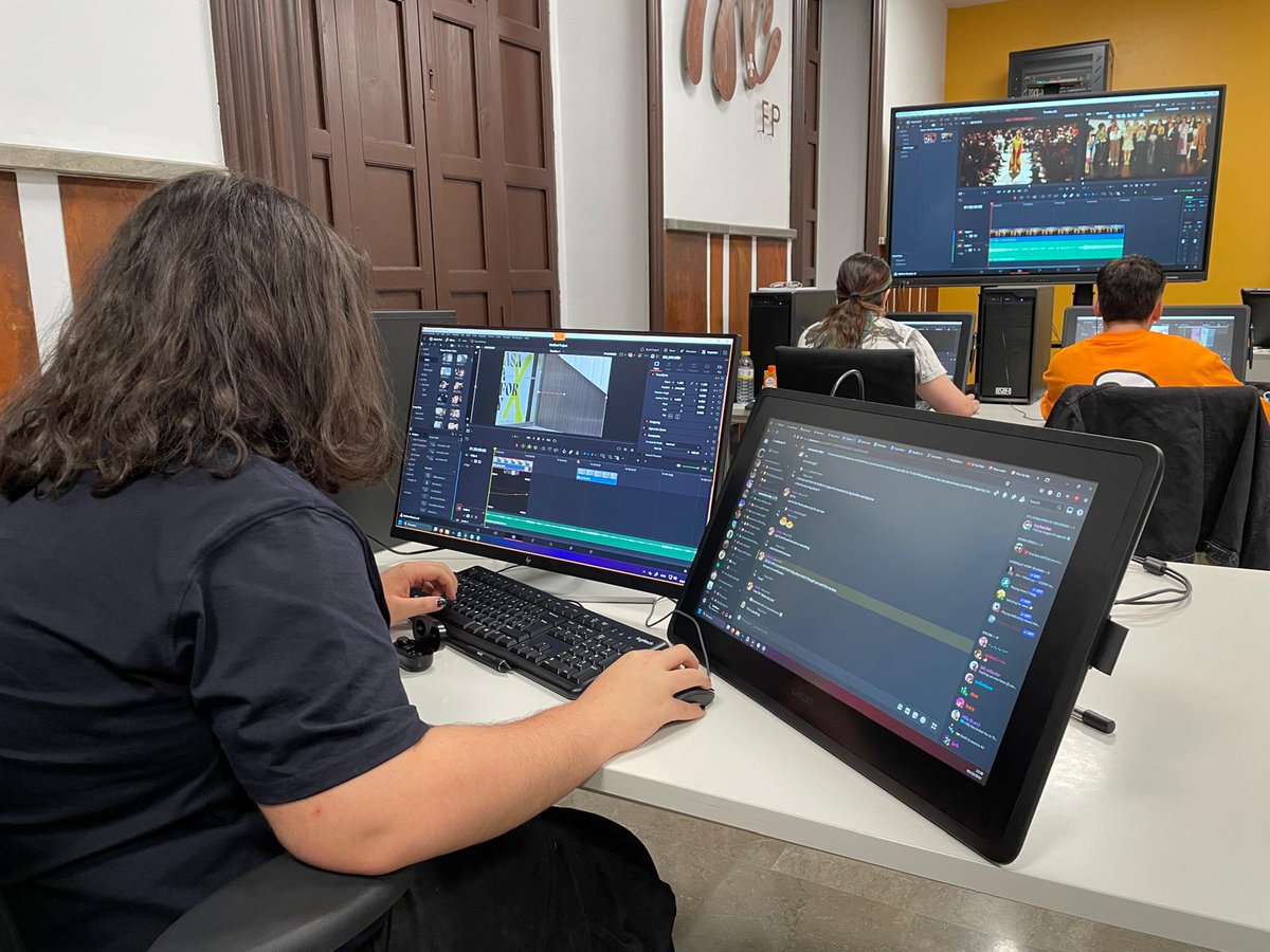 ¡Atención futuros editores! DaVinci Resolve, la herramienta de Hollywood, ahora a tu alcance:
 • Etalonaje cinematográfico
 • VFX avanzados
 • Colorimetría 
 • Edición profesional
 • Audio Fairlight
Grado Superior en Animaciones 3D, Juegos y Entornos Interactivos