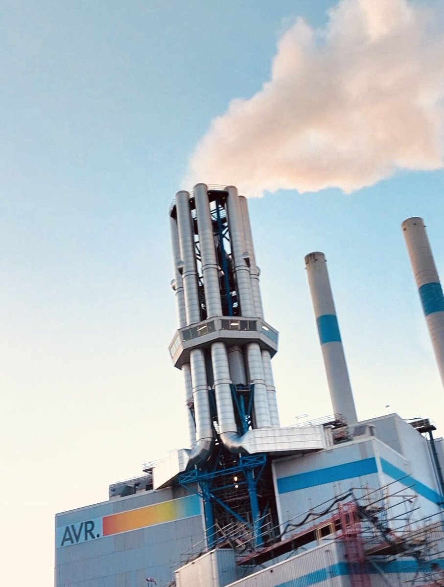 De schoorstenen roken weer bij AVR Rozenburg. De Energy-from-Waste installatie is weer operationeel en we verwerken opnieuw restafval na de brand van vorig jaar. We zijn dankbaar voor de enorme steun die we tijdens het herstel hebben ontvangen. avr.nl/nl/avr-rozenbu…