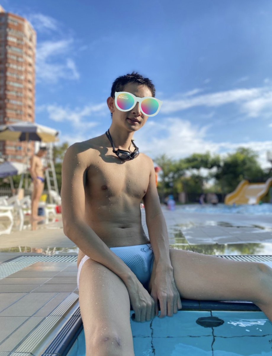 來抓夏天的尾巴
天氣超棒 滑水道超好玩 還有朋友超會拍
然後工讀生笑起來好可愛😍

下水後發現白色的地方有點透
回家看照片都覺得好害羞🫠
Photo by @TianWu_Tea