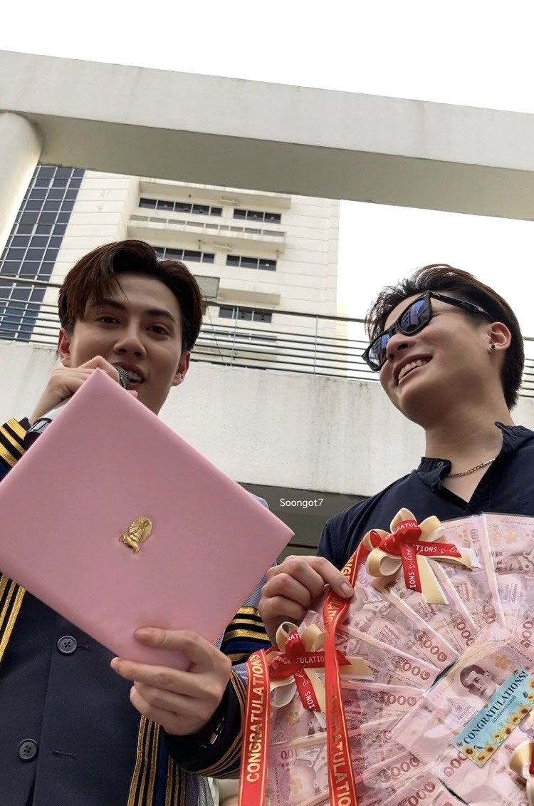 soonnnoos's tweet photo. พระเจ้าที่ไหนปั้นหนิ .. หล่อกันตาแตกกก 🫠🫠
#BenzalertGradutionDay 🎓
#BENZALERT 💖 #michaelkvs 💙 https://t.co/USxQBIXTM5