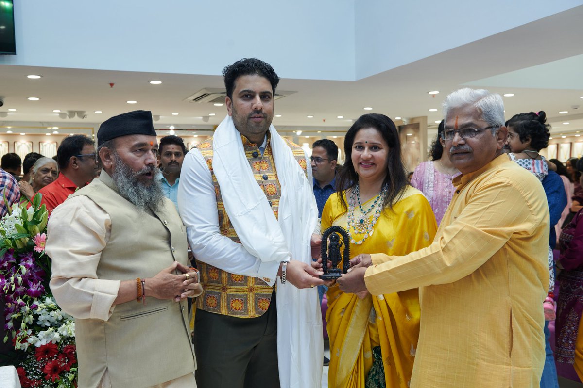 saurabh_gadgil's tweet photo. The Sinhagad Store launch was truly a rocking affair! From the very start, we had customers walking in well before the actual inauguration, and the footfall remained strong throughout the day.  #Pune #ThinkPure #NewStoreAlert #NewLaunch #SwwapnilJoshi #Gold #Jewellery https://t.co/3TTaIn0Scq
