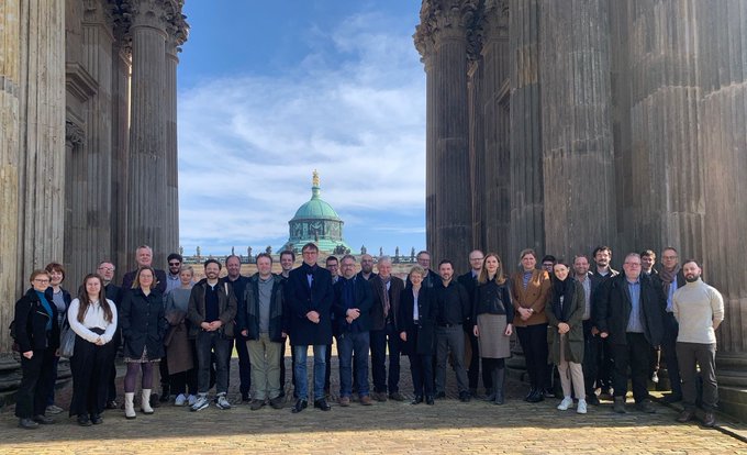 Nochmals großartige Neuigkeiten!
Die FG „Militärische Gewaltkulturen" erhält von der DFG eine zweite Förderperiode. 5 neue Projekte gehen im Frühjahr 2025 an den Start. Wir freuen uns auf weitere drei Jahre intensive Forschung, Diskussionen und internationalen Austausch.