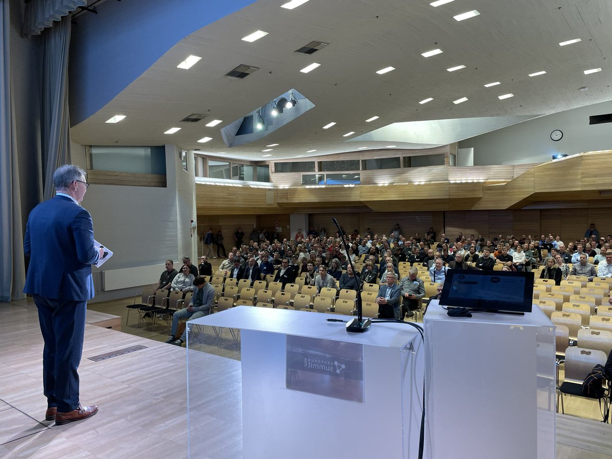 GeoForum Summit 2024 on startannut Dipolissa. Jari Saario avasi ohjelman ja nyt <a href="/pasi_patrikaine/">Pasi Patrikainen</a> kertoo <a href="/Maanmittaus/">Maanmittauslaitos</a> nykytilasta ja tulevaisuuden näkymistä. #paikkatieto #maanmittaus #gfs2024