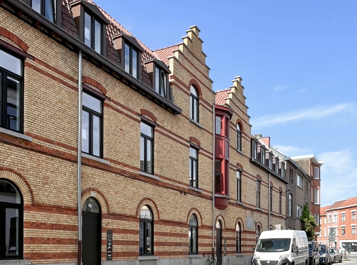 De Gentse Architectuurprijs werd gisteren uitgereikt aan een heel atypisch project: het coöperatieve woonproject Bellefleur. De prijs van de jongerenjury ging naar de 'robuuste woningen' voor mensen met een verleden van dakloosheid. Lees meer: stad.gent/nl/cultuur-vri…