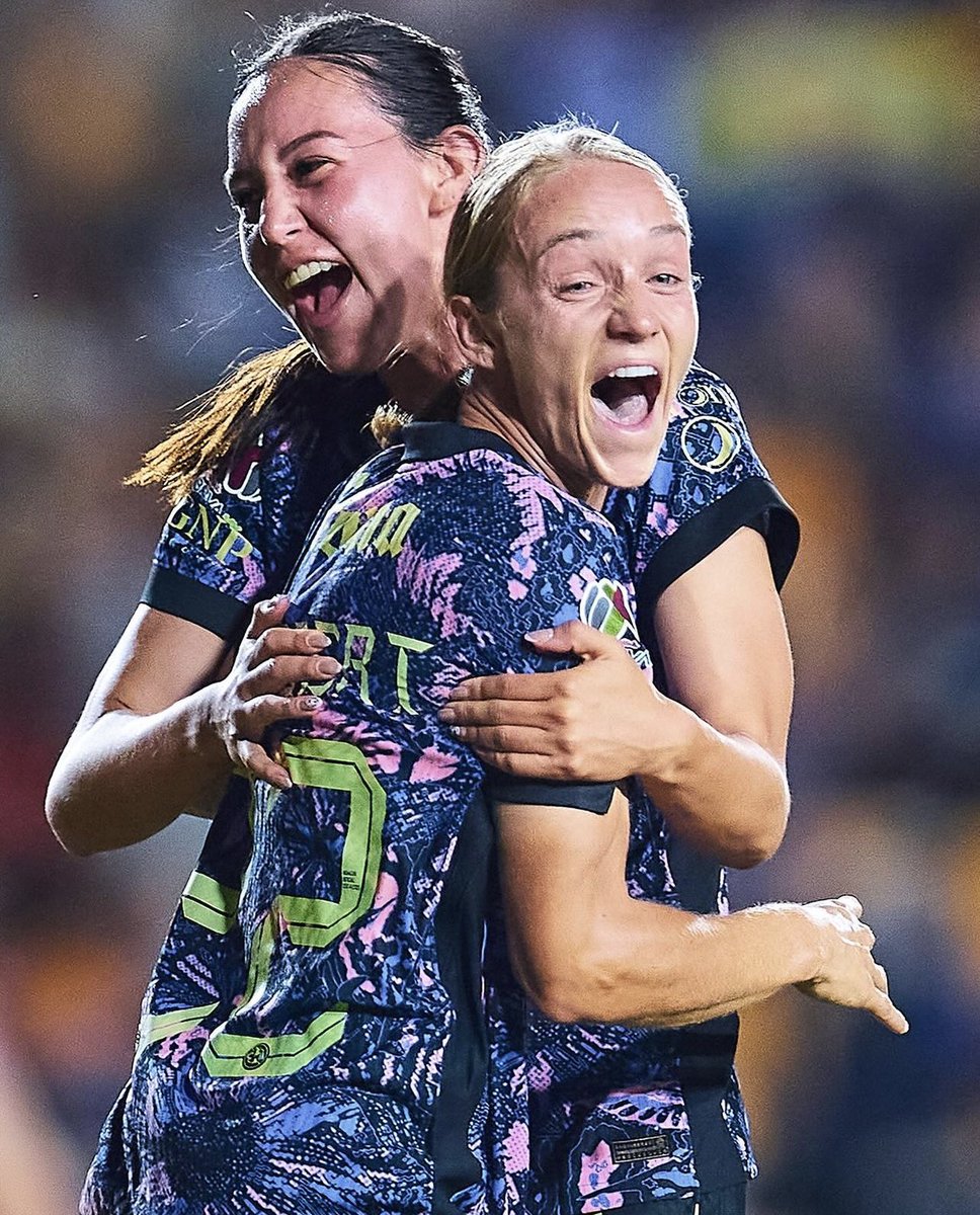 CanddelaToac's tweet photo. @AmericaFemenil mi equipo 🥹🫂❤️🩹✨💪🏼🙌🏼 siempre en su 🛥️ @AmericaFemenil @kimberlyrod23 @kluna13_ @sarah_luebbe @karinardrigz @pri_silva04 @sandra_panos1 @scarnefer @josss_da_bosss #Guerrero #Enciso #SuperKi y el equipo entero! #EstoEsAmerica #Vamos por la 3ra @villa3rc 🤞🏼✨ https://t.co/LIWukQQ6nk