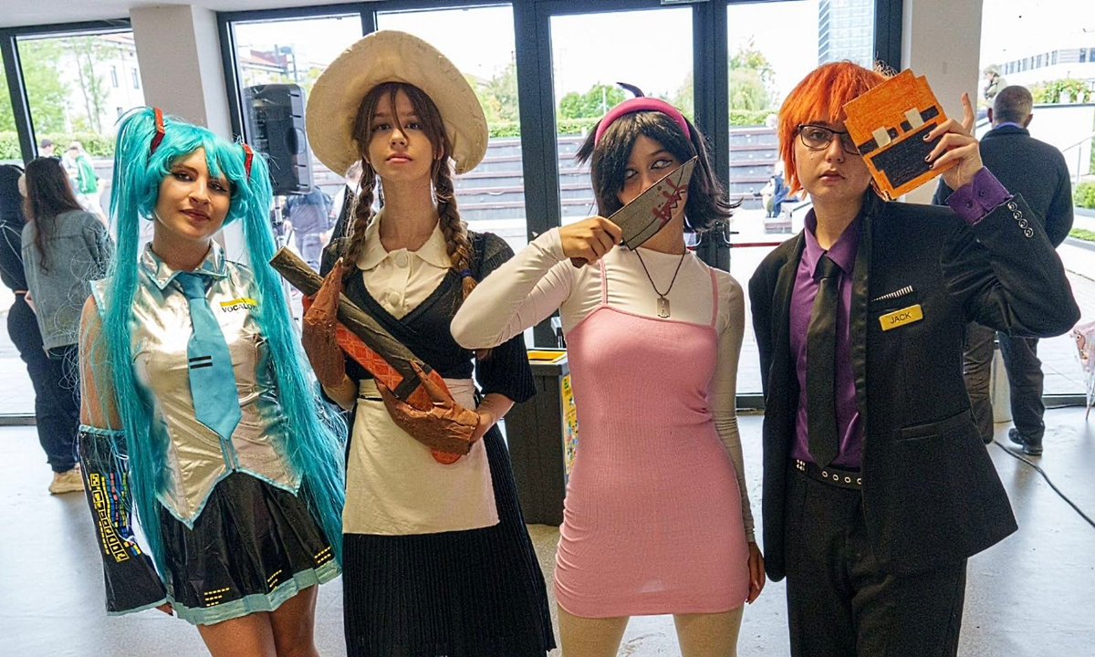 006Zenitsu's tweet image. At the same convention where I did my Skip and Stone duo cosplay,  I also made an attempt to recreate Cordie from Cliffside by @LiamVAnimation
Just wanted to share those multiverse pictures we got ^^
(Counting Jax's gun I used as a prop)
The Nene cosplayer - @bbxdcos