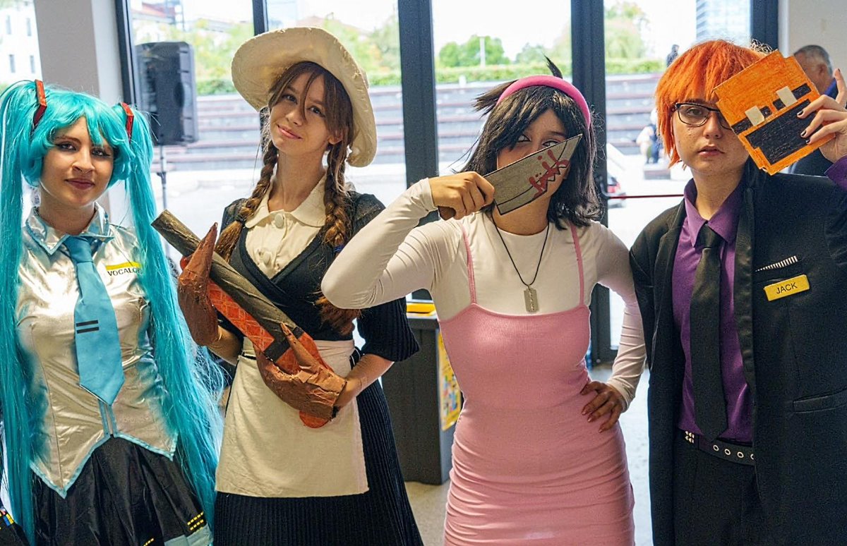 006Zenitsu's tweet image. At the same convention where I did my Skip and Stone duo cosplay,  I also made an attempt to recreate Cordie from Cliffside by @LiamVAnimation
Just wanted to share those multiverse pictures we got ^^
(Counting Jax's gun I used as a prop)
The Nene cosplayer - @bbxdcos