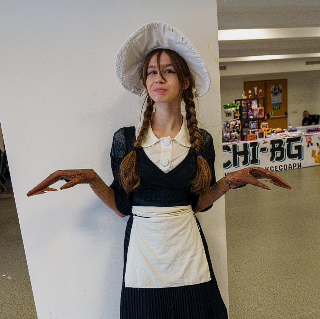 006Zenitsu's tweet image. At the same convention where I did my Skip and Stone duo cosplay,  I also made an attempt to recreate Cordie from Cliffside by @LiamVAnimation
Just wanted to share those multiverse pictures we got ^^
(Counting Jax's gun I used as a prop)
The Nene cosplayer - @bbxdcos