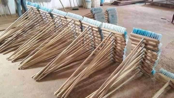 Come and see o 😳 from empty water bottle  to broom 🧹 

Igbo women are very industrious