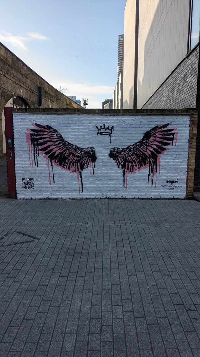 bushell757's tweet image. Lovely bit of artwork that appeared over the weekend #bambi #kopykatprinting #shoreditch