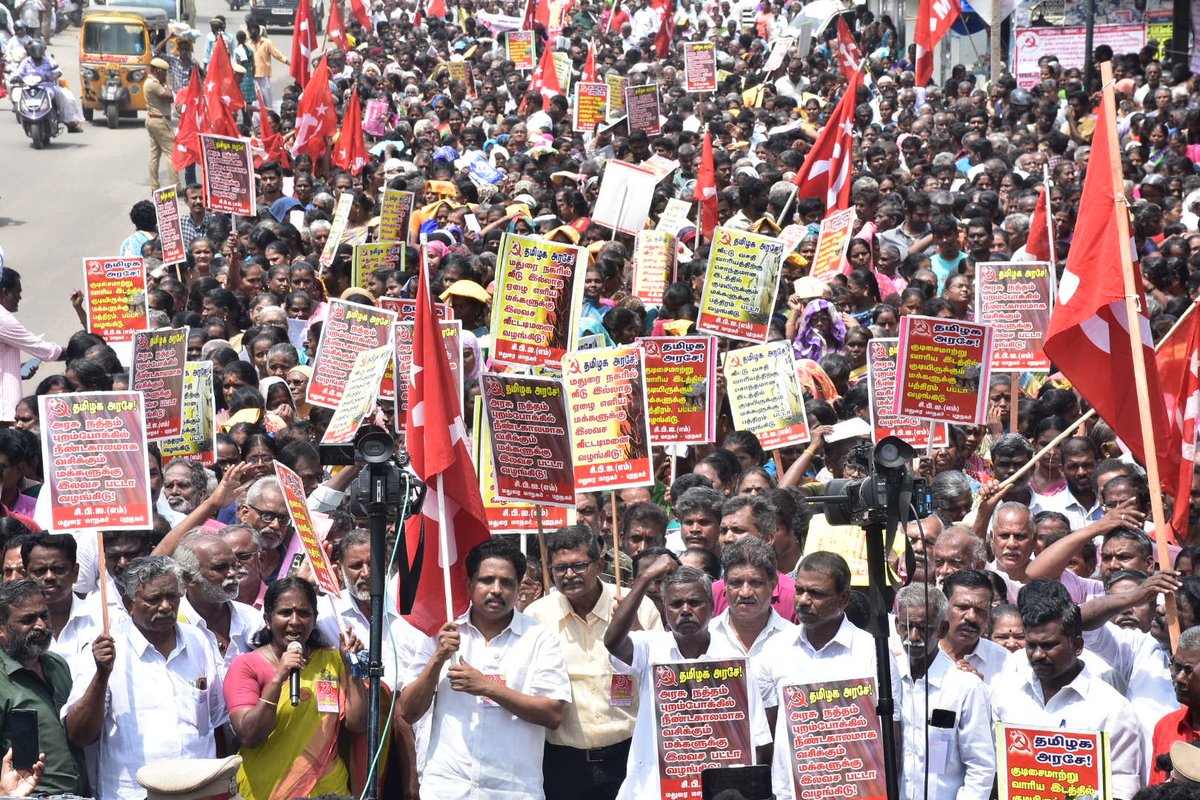 tncpim's tweet photo. ⁨#CPIM மதுரை மாநகர் - புறநகர் மாநகராட்சி பகுதிகளில் வசிக்கும்  மக்களுக்கு இலவச பட்டம் மற்றும் வீட்டுமனை கோரி மதுரை நாடாளுமன்ற  உறுப்பினர் @SuVe4Madurai தலைமையில் சுமார் 15000க்கும் மேற்பட்ட மக்கள்  பட்டா கேட்டு முறையீடு இயக்கம் மதுரை மாவட்ட ஆட்சியர் அலுவலகம் அருகில்  நடைபெற்றது. https://t.co/J52i2YYLhf
