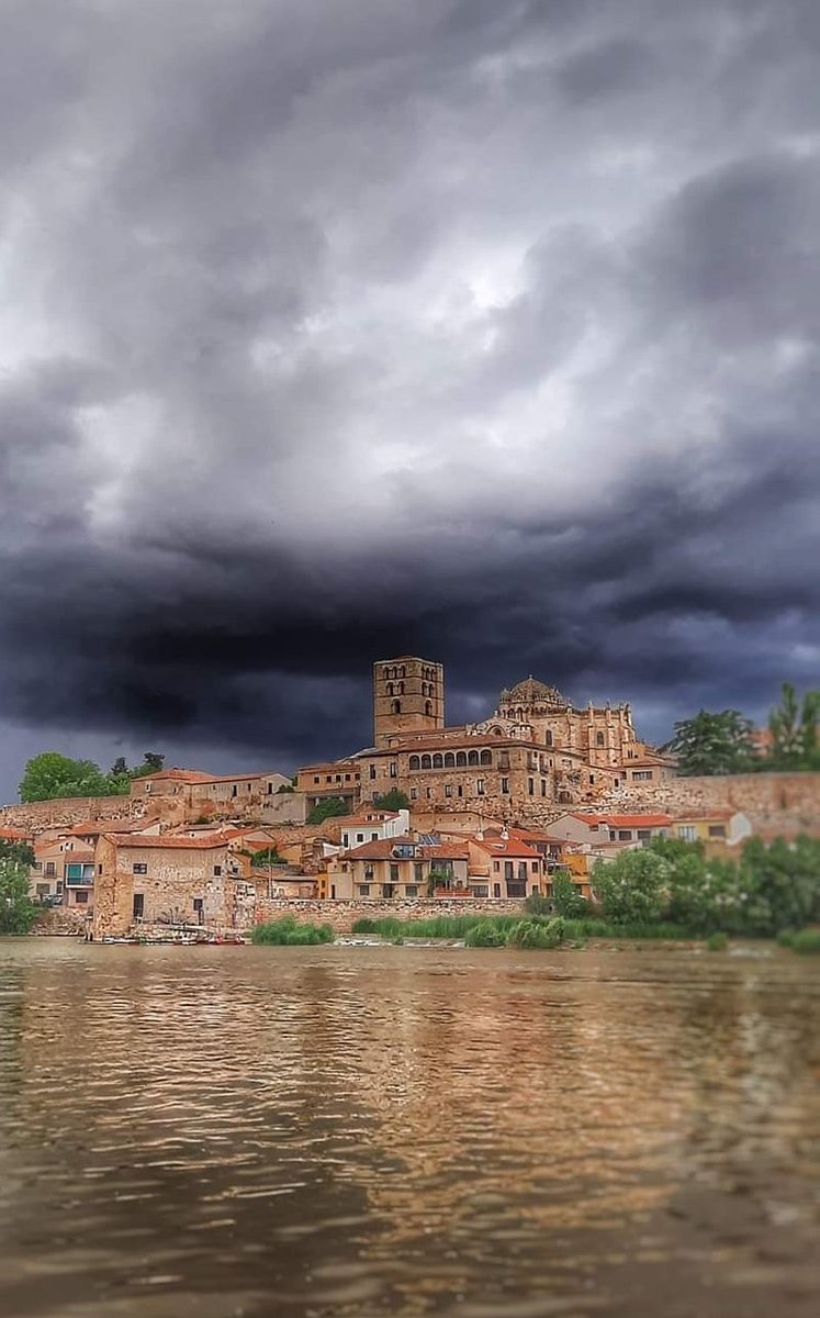 - Hoy es el día más lluvioso en #Zamora desde hace años. Hasta las 09:40 horas se han recogido más de 36 litros por metro cuadrado.
- En las últimas 24 horas se supera un acumulado de 60 litros.