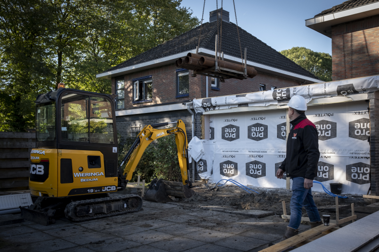 Nu is het nog stil rondom het huis van Grietha uit Appingedam. Maar het oranje mobiele toilet dat voor het huis staat, verraadt dat de Duurzaam Herstelwerkzaamheden binnenkort beginnen. Lees verder op onze site: bit.ly/47TF99h