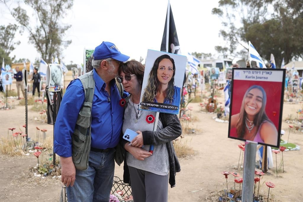 Laura Boldrini (@lauraboldrini) on Twitter photo Un anno dopo il feroce attacco terroristico compiuto da Hamas contro cittadine e cittadini israeliani innocenti che sconvolse il mondo intero e non solo Israele, il nostro pensiero va alle famiglie delle vittime di quel giorno e agli ostaggi ancora nelle mani di Hamas. 
Niente Un anno dopo il feroce attacco terroristico compiuto da Hamas contro cittadine e cittadini israeliani innocenti che sconvolse il mondo intero e non solo Israele, il nostro pensiero va alle famiglie delle vittime di quel giorno e agli ostaggi ancora nelle mani di Hamas. 
Niente