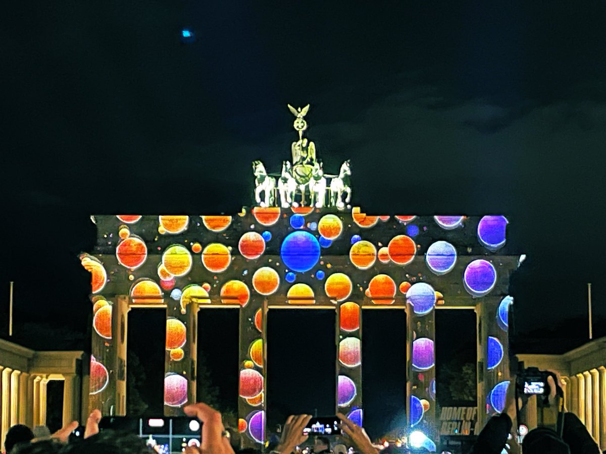 As Berlin celebrates 20 years of the Festival of Light, there is a great spectacle of droplets (my POV) on the Brandenburger Tor. As a droplet enthusiast, couldn’t help but capture the moment ;) A beautiful coincidence!