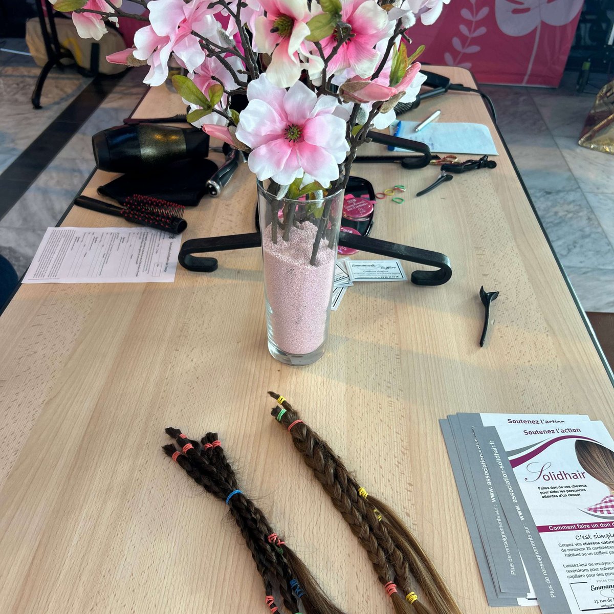 CHUAmiens's tweet photo. [#OctobreRose] Don de cheveux pour l'association #SolidHair 🎀

💇 Sur cheveux naturels et propres, le Salon Emmanuelle Coiffure propose une coupe de cheveux de 25 cm minimum :
🗓 Aujourd'hui
🕖Jusqu'à 17h
📍Hall du #CHUAmiens (Site Sud)

⬇️ + D'INFOS ⬇️
https://t.co/AXNEYe61pJ https://t.co/hGrKWHMa3L