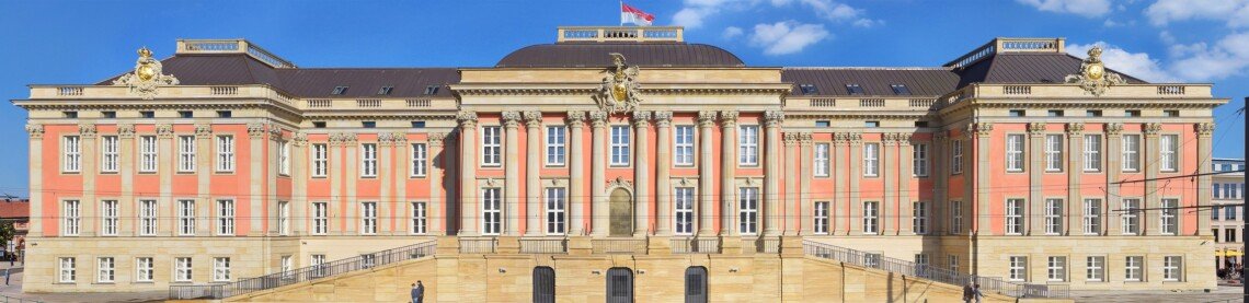 Funktioniert der Bayerische Landtag anders als das Berliner  Abgeordnetenhaus? Antworten auf alle Fragen rund um die Länder und ihre  Parlamente können ab sofort im Sammelband Landesparlamentarismus nachgeschlagen werden. 👇
link.springer.com/book/10.1007/9…