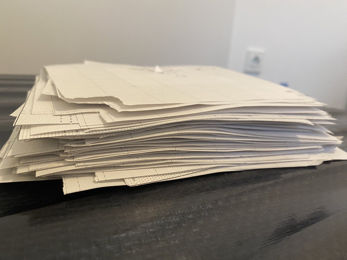 bungu_squad's tweet image. #SPIEL では、４日間でこれだけたくさんの方に試遊していただきました。

そして試遊してもらったらかなりの確率で買っていただけました。

最近、ゲムマでは試遊無しの出展が続いていたのですが、このゲームはやはり遊んでもらった方がわかってもらいやすいなと痛感しました。