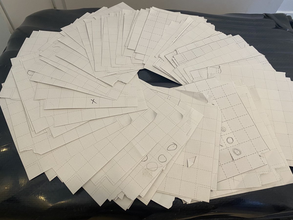 bungu_squad's tweet image. #SPIEL では、４日間でこれだけたくさんの方に試遊していただきました。

そして試遊してもらったらかなりの確率で買っていただけました。

最近、ゲムマでは試遊無しの出展が続いていたのですが、このゲームはやはり遊んでもらった方がわかってもらいやすいなと痛感しました。