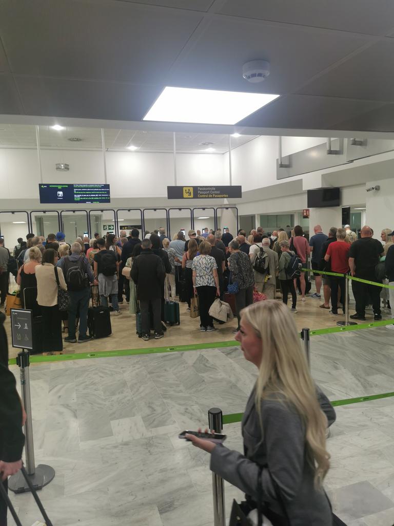 Apocalinguist's tweet photo. Lanzarote Airport mess @aena https://t.co/twAQdXI4kF