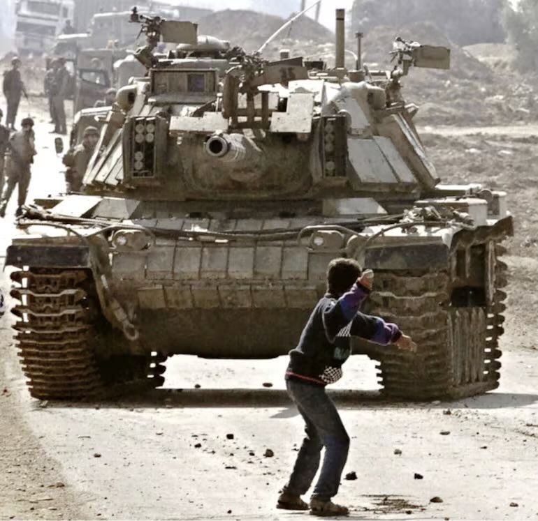 Todoesconducta's tweet photo. El 29 de octubre de 2000 el niño palestino Faris Odeh se enfrentó con piedras a un tanque israelí que atacaba Gaza. Diez días después, un soldado le disparó en la nuca.

Lo de Israel en Palestina no comenzó el 7 de octubre de 2023, son décadas de invasión, crímenes y destrucción. https://t.co/Tq9DjLvjR4