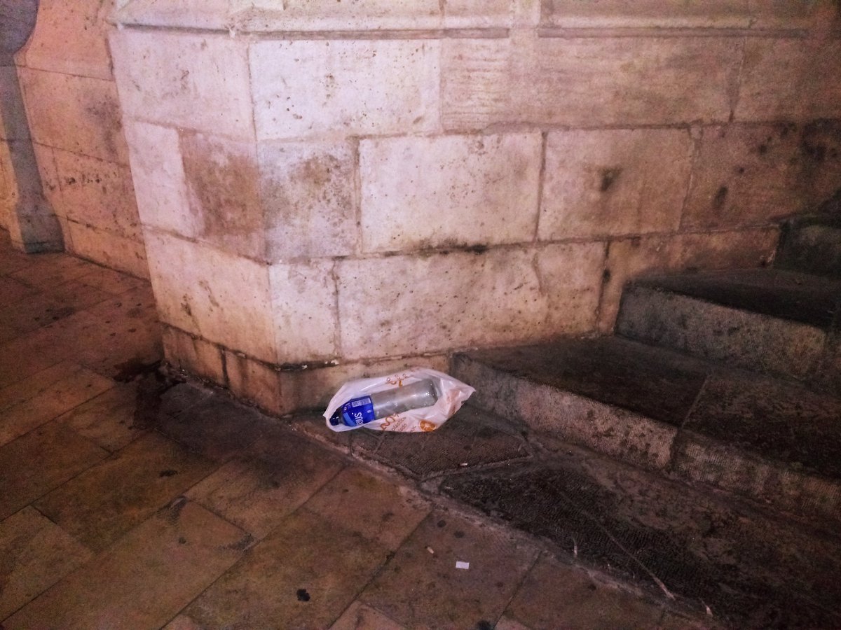 Fin de semana en la puerta de la Lonja, recayente a la calle de la Lonja. Un grupo de jóvenes fuma y bebe en los escalones de un edificio Patrimonio de la Humanidad <a href="/UNESCO_es/">UNESCO en español 🏛️#Educación #Ciencia #Cultura</a>. Se van y dejan su basura allí. Están alojados justo enfrente. Este es el respeto de estos "turistas".