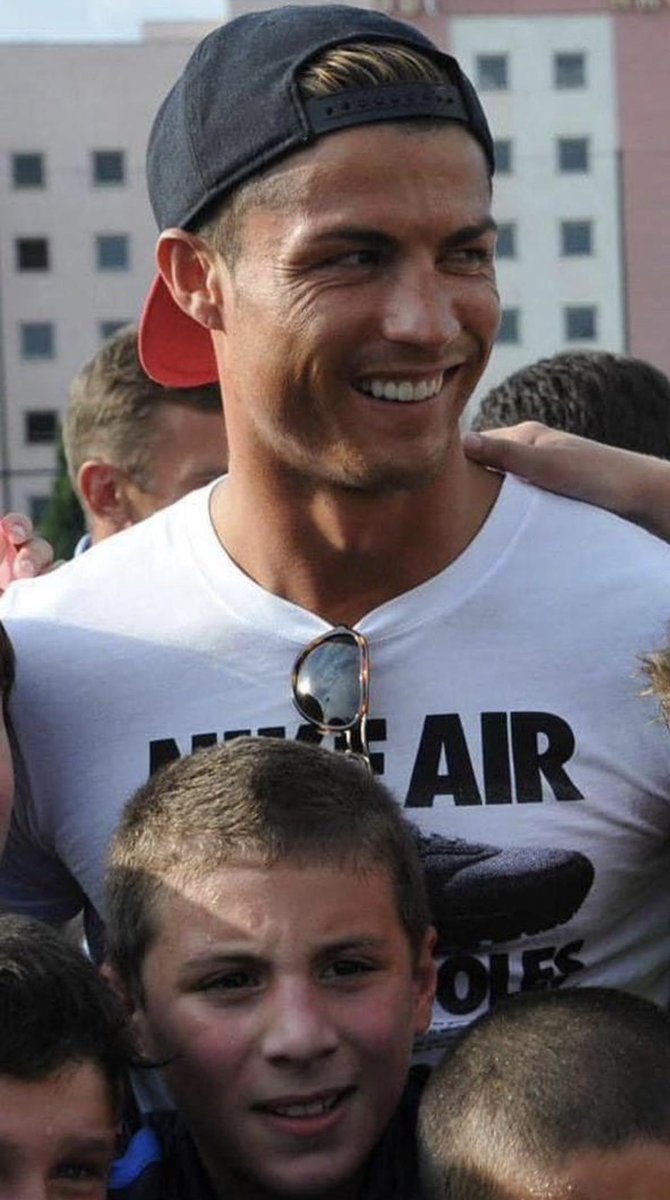 ❓Vous le reconnaissez notre buteur ?🤔

👶Davitashvili a eu le bonheur, à 12 ans, d’approcher son idole lorsque CR7 était venu le 7 juillet 2013 inaugurer le centre de formation du Dinamo Tbilissi en Géorgie.

Coïncidence ? On ne pense pas💚