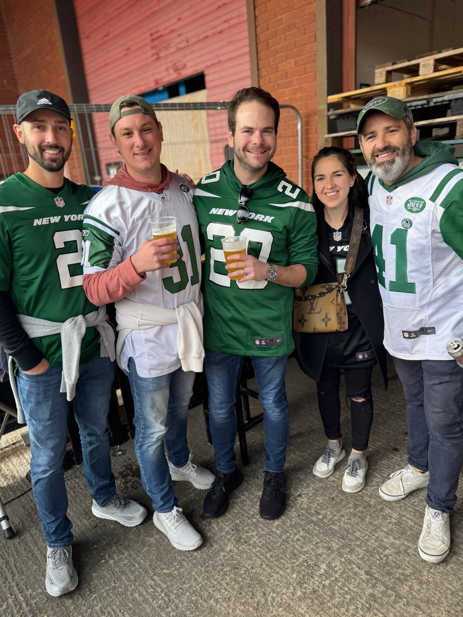 HippodromeJets's tweet photo. Another slow start for the @nyjets cost us the victory, but the #jetfans won big time thanks to @Gang_GreenUK @JakeAsman @GRNSMK and everyone @HippodromeLDN for making us proud to be part of this fanbase
#JetUp #nfllondon #nfluk #ukjets #londonjets https://t.co/IGkPHth8zh