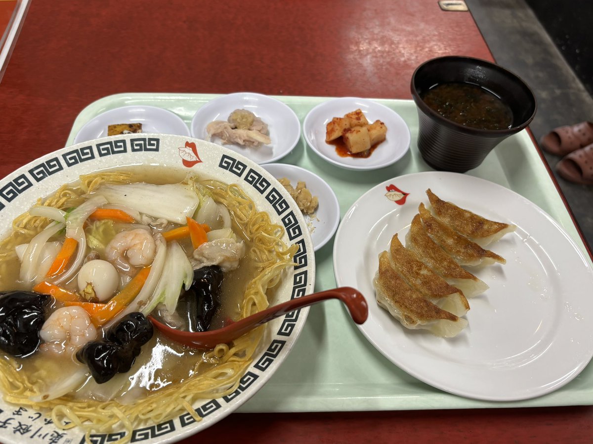 教えていただいたぎょうざ湯さん🥟町中華の奥にシュッとしたサウナ空間！露天風呂もあって厨房と繋がった小窓からオロポ注文もできます。サウナ好きの方が作られたんだなぁ🤭サ飯の餃子も言わずもがな美味い😋ヨロネッキーさん谢谢でした！