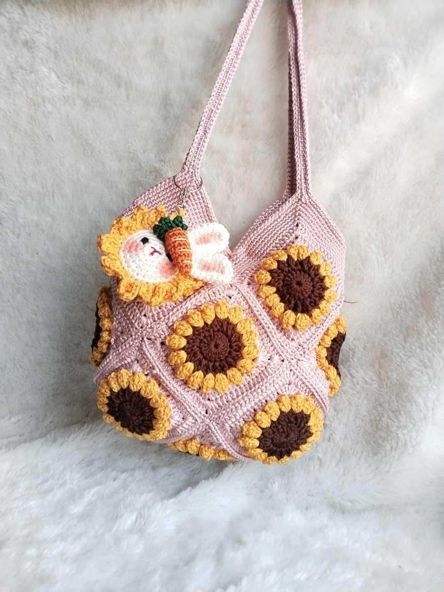 goooooto7's tweet image. Totebag rajut bunga matahari
Lucuuu banget  🌻
s.shopee.co.id/2qCN4nbyCT