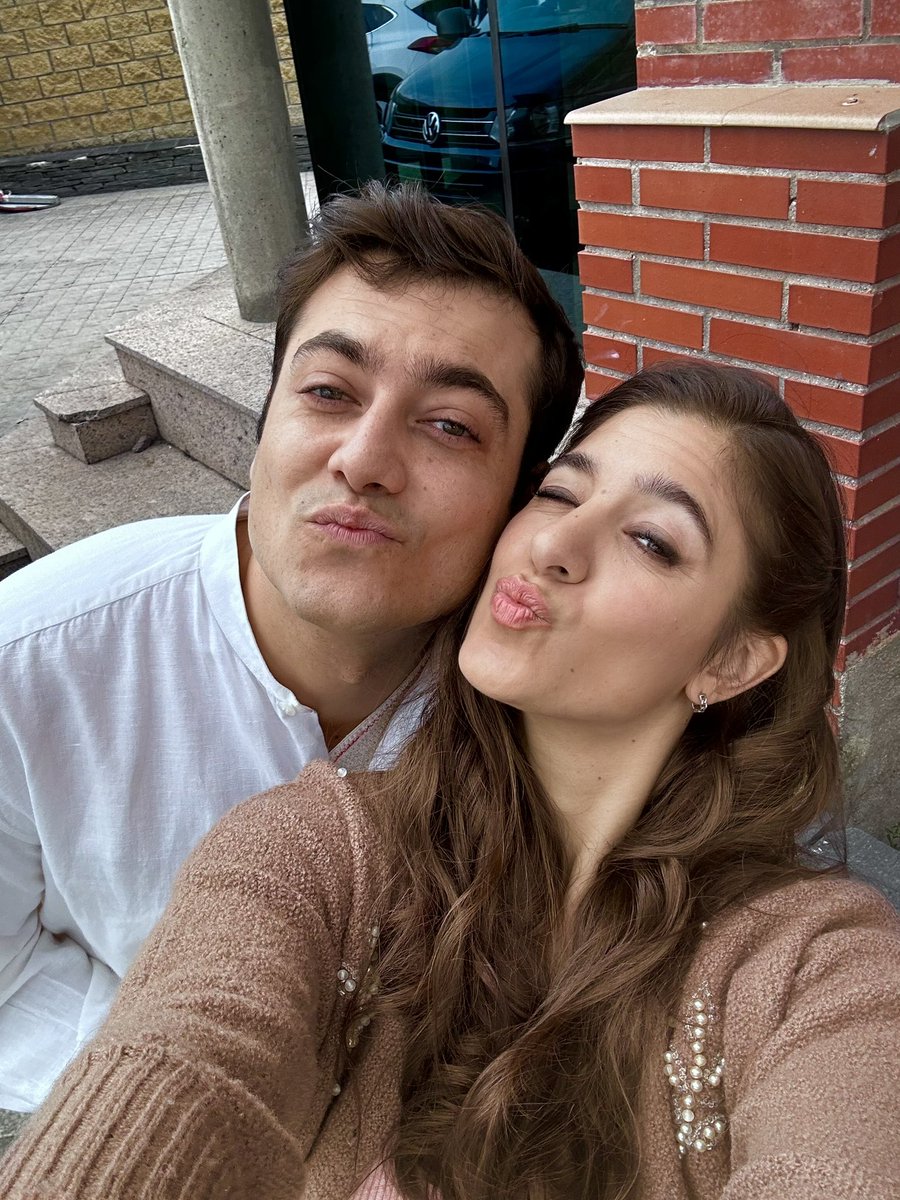 ¿Qué hago con este maridito mío? El Tasio es pa matarlo pero a mi Jose Milán me lo como con papas! Me dice q os diga que le ayudéis a llegar a los 10k en IG. ¿Le ayudamos o qué?😜🎀 <a href="/josemilanactor/">José Milán</a>
