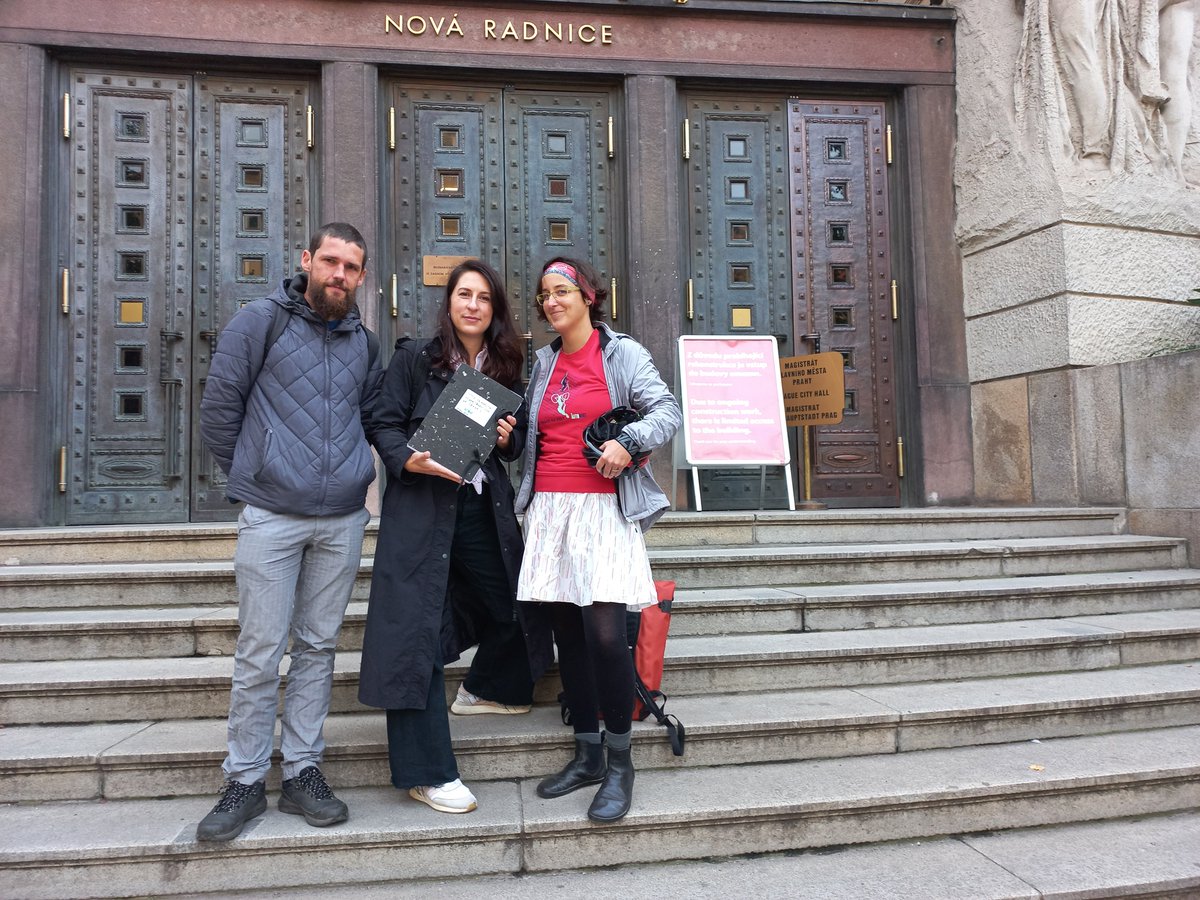 spolekautomat's tweet photo. Petici za kvalitní rekonstrukci Severojižní magistrály jsme dnes předali Radě hl. m. Prahy 
Díky všem, kteří se přidali! Celkem jsme nasbírali 1️⃣3️⃣2️⃣7️⃣  podpisů na 1️⃣2️⃣2️⃣ arších. Radní teď mají 30 dní na odpověď a 60 dní na projednání. Víc na https://t.co/dkuAFl50W6 https://t.co/YOxEv95xmR