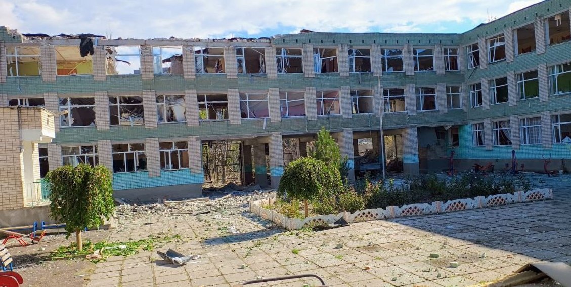 Черговий військовий злочин #RussiaisATerroistState на цей раз школа в спальному районі, дві керовані авіа бомби (міськрада вже виставила відео). Ще дві бомби на житлові будинки біля річки #Херсон # Kherson