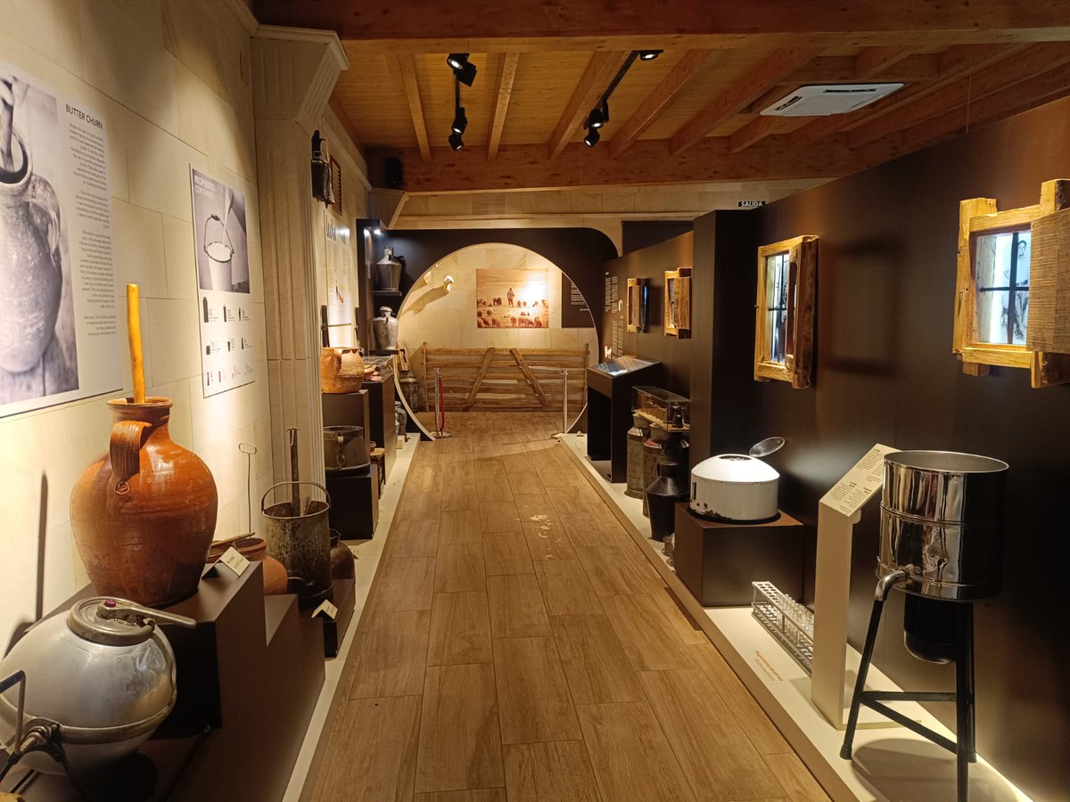 Día lluvioso por casi toda España pero los viajes continúan una semana más 🌧️

Ahora mismo estamos con un grupo que está realizando una visita al museo de <a href="/QuesosChillon/">Quesos Chillón</a> , ubicado en #Chillon (Toro). El único museo del queso oficial de <a href="/CyLEsVida/">Turismo Castilla y León</a> 

#ViveRutaVinoToro #Grandoure